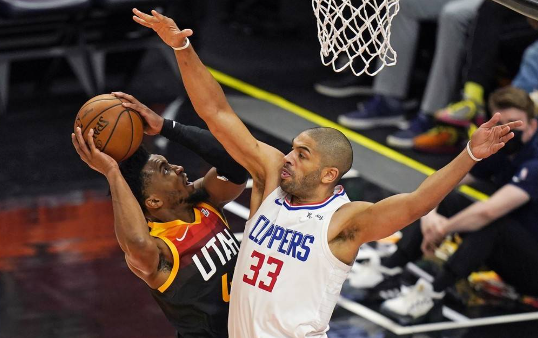 玩加电竞-包含JackeyLove回归赛场，惊险取胜首场状态亮眼，快船观众沸腾！的词条